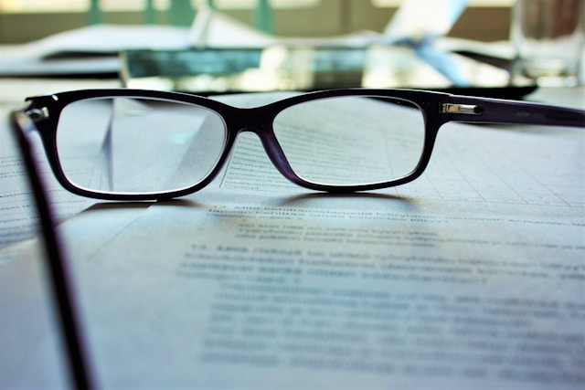Como evitar problemas legais em contratos de compra e venda de imóveis?